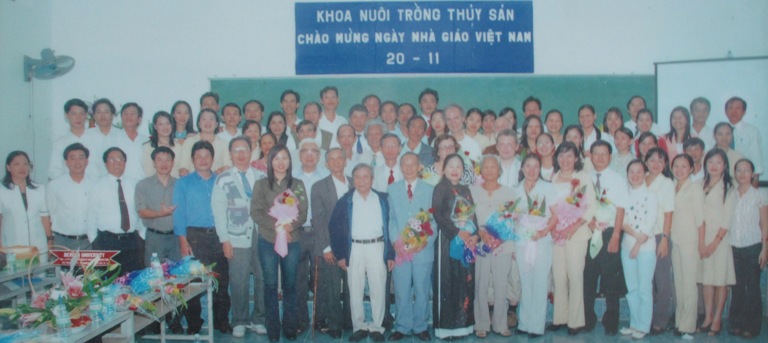 Cán bộ Khoa NTTS cùng các thành viên Trường ĐH Thủy sản năm 2006