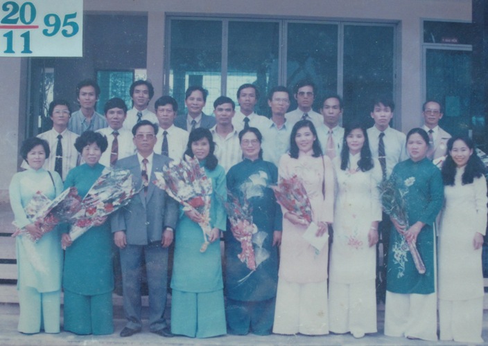 Cán bộ Khoa NTTS cùng các thành viên Trường ĐH Thủy sản năm 1995
