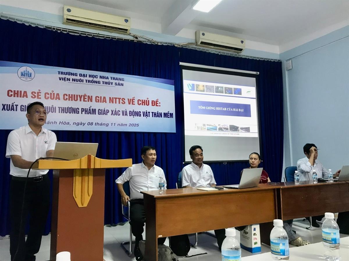 Ông Huỳnh Ngọc Thúc trao đổi về tôm giống Histar của Tập đoàn Hải Đại