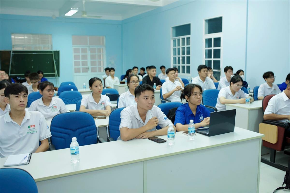 Sinh viên chăm chú lắng nghe phần trao đổi của các diễn giả