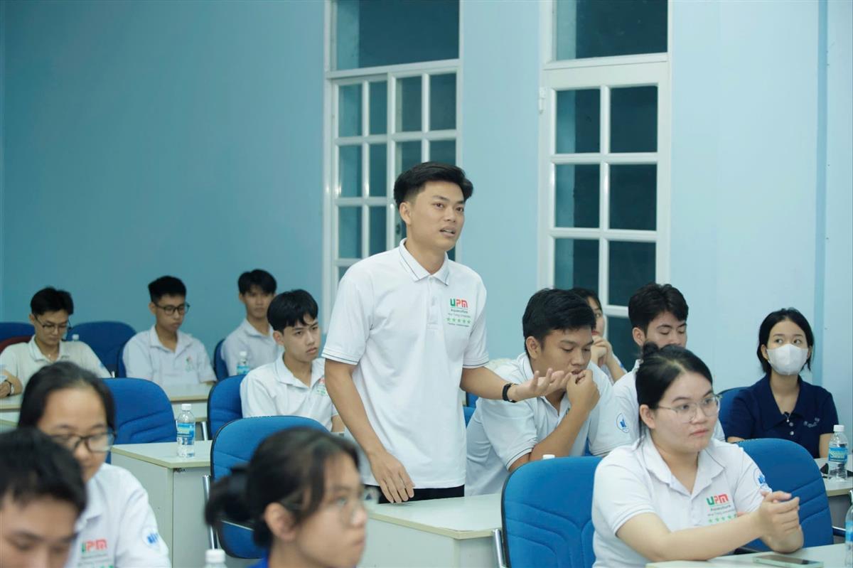 Sinh viên giao lưu cùng diễn giả