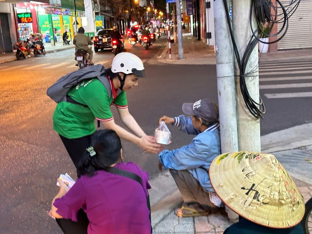 Chuỗi Chương trình thiện nguyện “Bát Cháo Yêu Thương” của Đội Sinh viên Tình nguyện Viện Nuôi trồng Thủy sản – Đại học Nha Trang